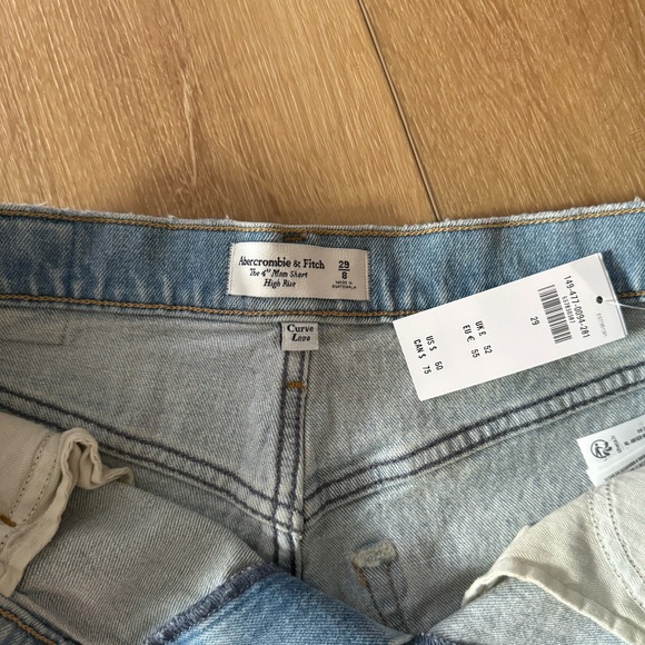 Abercrombie & Fitch Pants - NWT Abercrombie & Fitch Curve Love Mom Short 4"Inseam Size 29 Light Destroy Wash